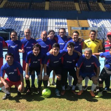 Futbolistas del Instituto de Previsión Social del Periodista celebraron su día en el estadio Doroteo Guamuch Flores