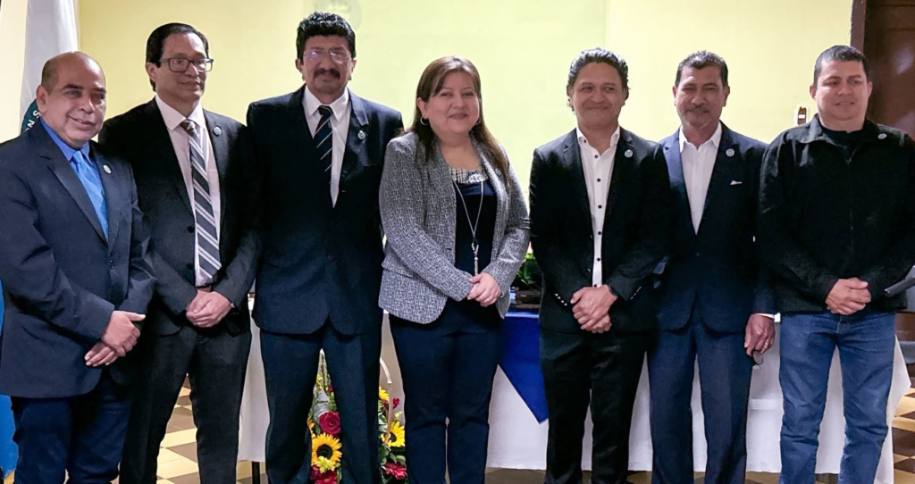 Consejo Directivo del IPSP para el período 2025-2026, integrado por PhD. Lidia Lucía Dubón, presidenta; M. Sc. Alex Maldonado, vicepresidente; M. Sc. Marco Tulio Díaz, secretario; M. Sc. Edín Hernández, tesorero; Lic. Mynor Marcelino Arita, vocal I; periodista Francisco Hurtarte, vocal II; y periodista Jesús Alfonso Castañeda, vocal III. Foto: Moisés Castillo.