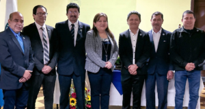 Consejo Directivo del IPSP para el período 2025-2026, integrado por PhD. Lidia Lucía Dubón, presidenta; M. Sc. Alex Maldonado, vicepresidente; M. Sc. Marco Tulio Díaz, secretario; M. Sc. Edín Hernández, tesorero; Lic. Mynor Marcelino Arita, vocal I; periodista Francisco Hurtarte, vocal II; y periodista Jesús Alfonso Castañeda, vocal III. Foto: Moisés Castillo.