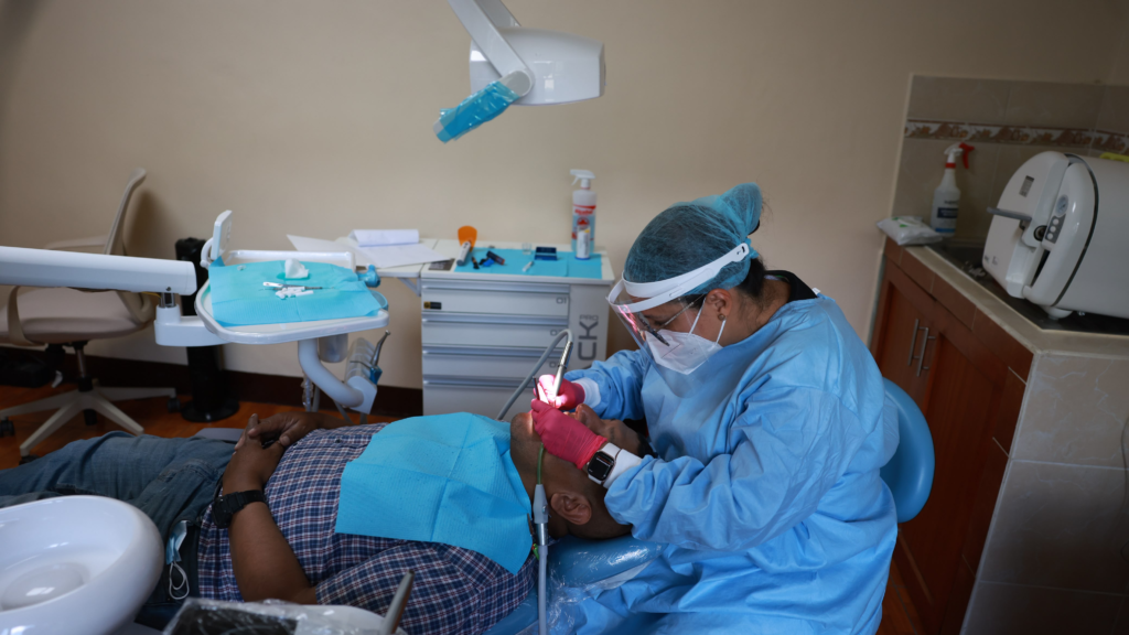 La doctora Sonia Solórzano, odontóloga del IPSP, durante la atención a uno de los afiliados en la jornada de limpieza dental, inicialmente programada para junio y julio y extendida hasta agosto ante la respuesta de los afiliados.