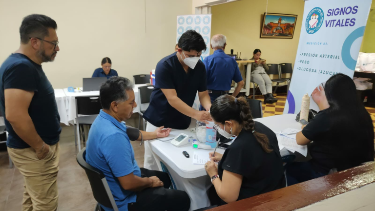 Afiliados del IPSP y sus familias participaron en la 6.ª Jornada de Vacunación contra la Influenza, en la que recibieron la vacuna, controles preventivos de salud y un kit de cuidado personal, como parte de las iniciativas institucionales para promover su bienestar.